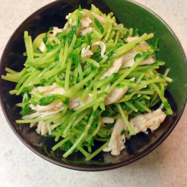 豆苗と蒸し鶏の胡麻和え